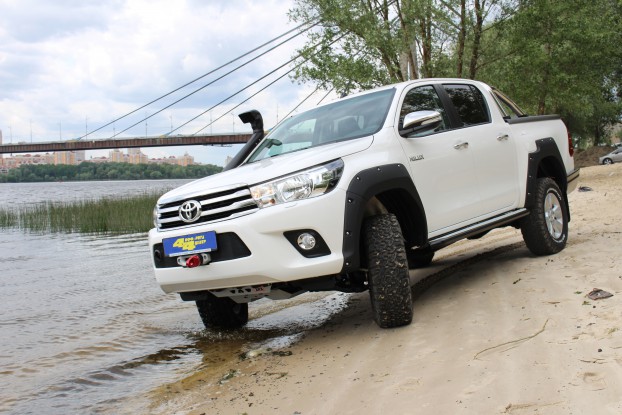 TOYOTA HILUX 2015+ (06-2017)